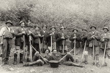 Lesachtaler Schwemmer - Wollten die Bauern, bis in die 60-er Jahre des vorigen Jahrhunderts ihr Holz wegbringen, mussten sie die durchaus gefährliche und mühselige Arbeit des „Schwemmens“ auf sich nehmen.